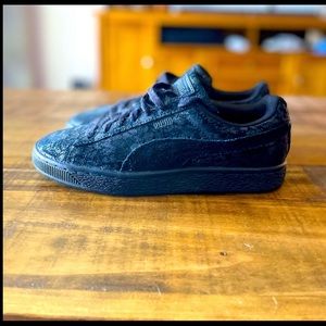 Puma Suede Tenis shoes Remaster. Size 7